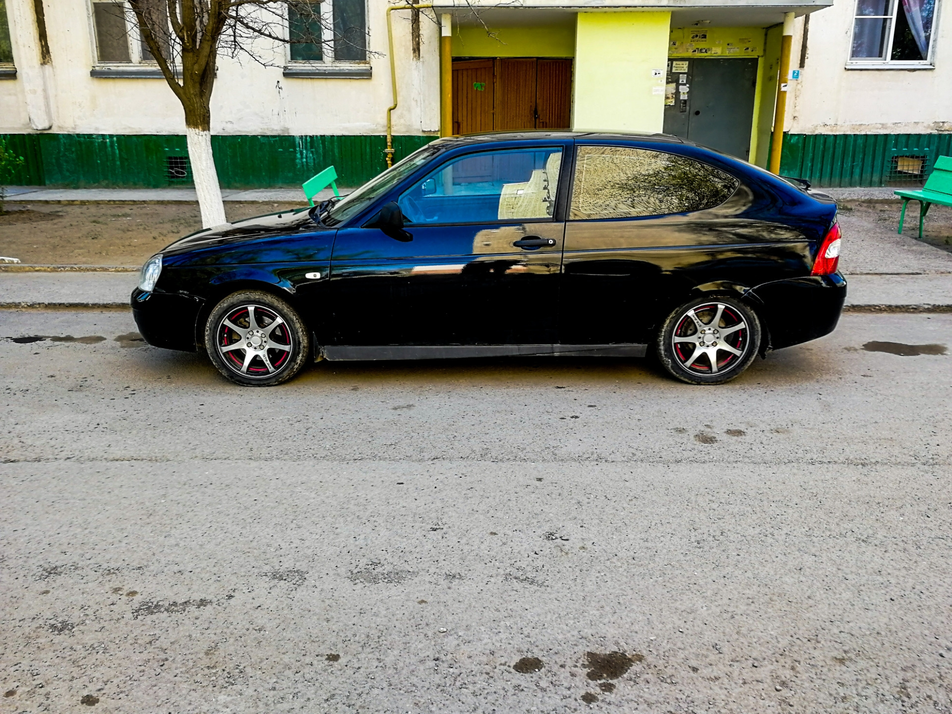 Полное опускание стекла — Lada Приора Купе, 1,6 л., 2011 года ...