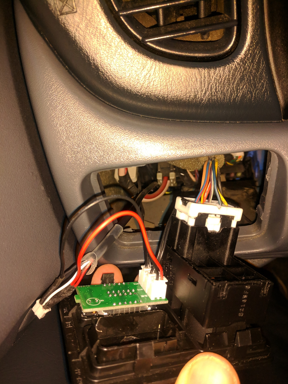 Присоединил к кнопке пуска газа — Nissan Almera Classic (B10)