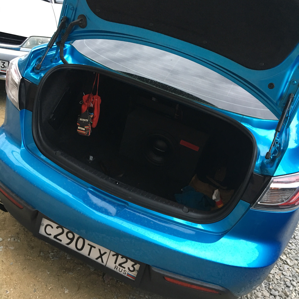 А вот он кроха, но играет очень хорошо ) — Mazda 3 (2G) BL