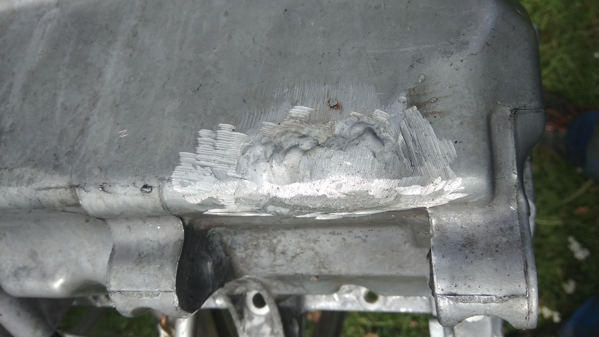 Трещина в поддоне двигателя УАЗ Патриот. Технология заварки трещины на раме КАМАЗ. Заварить трещину на бампере. Правильно сварить треснутый кожух алюминия. Заварка трещин