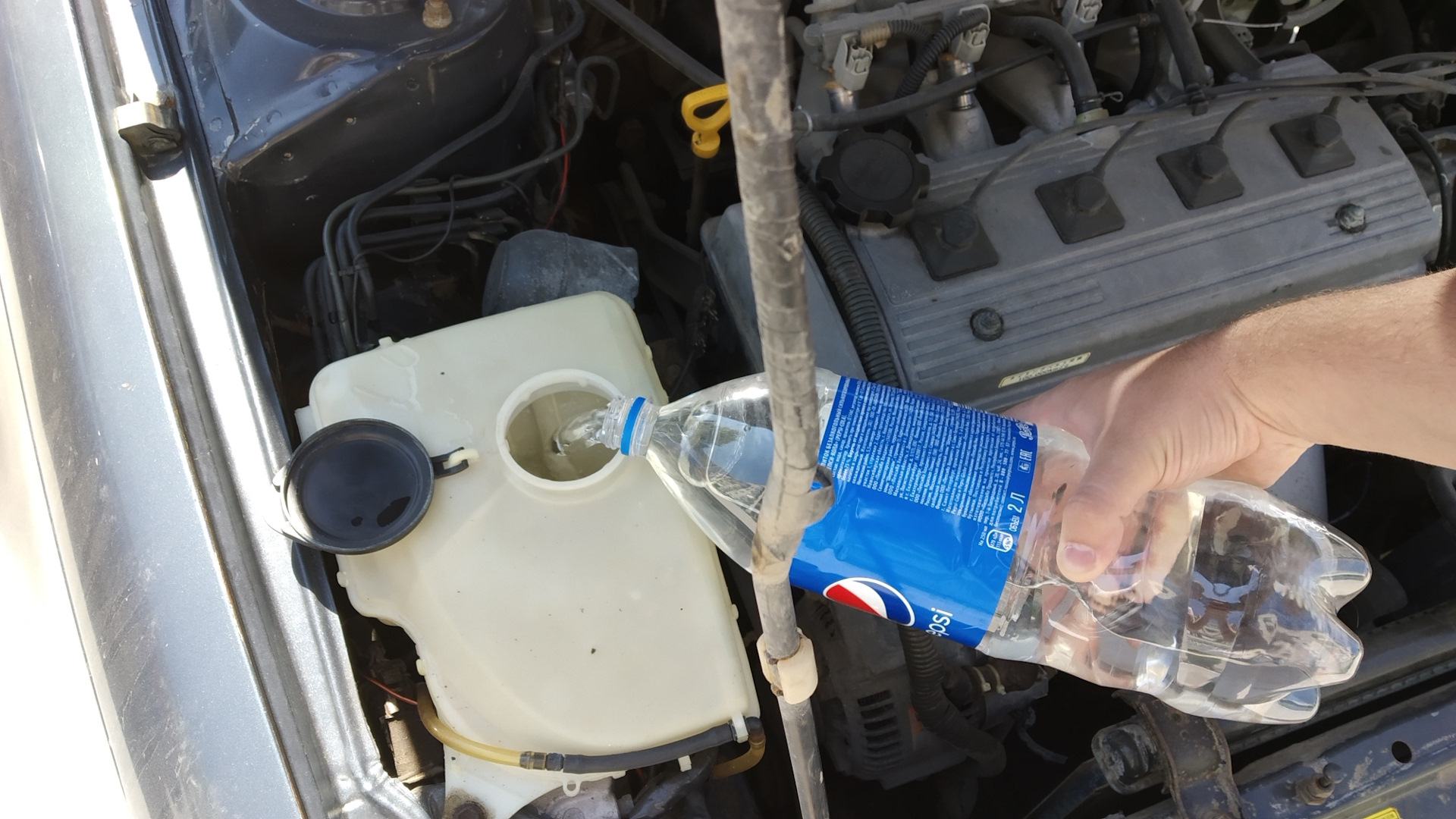 Toyota Corolla долив омывающей жидкости