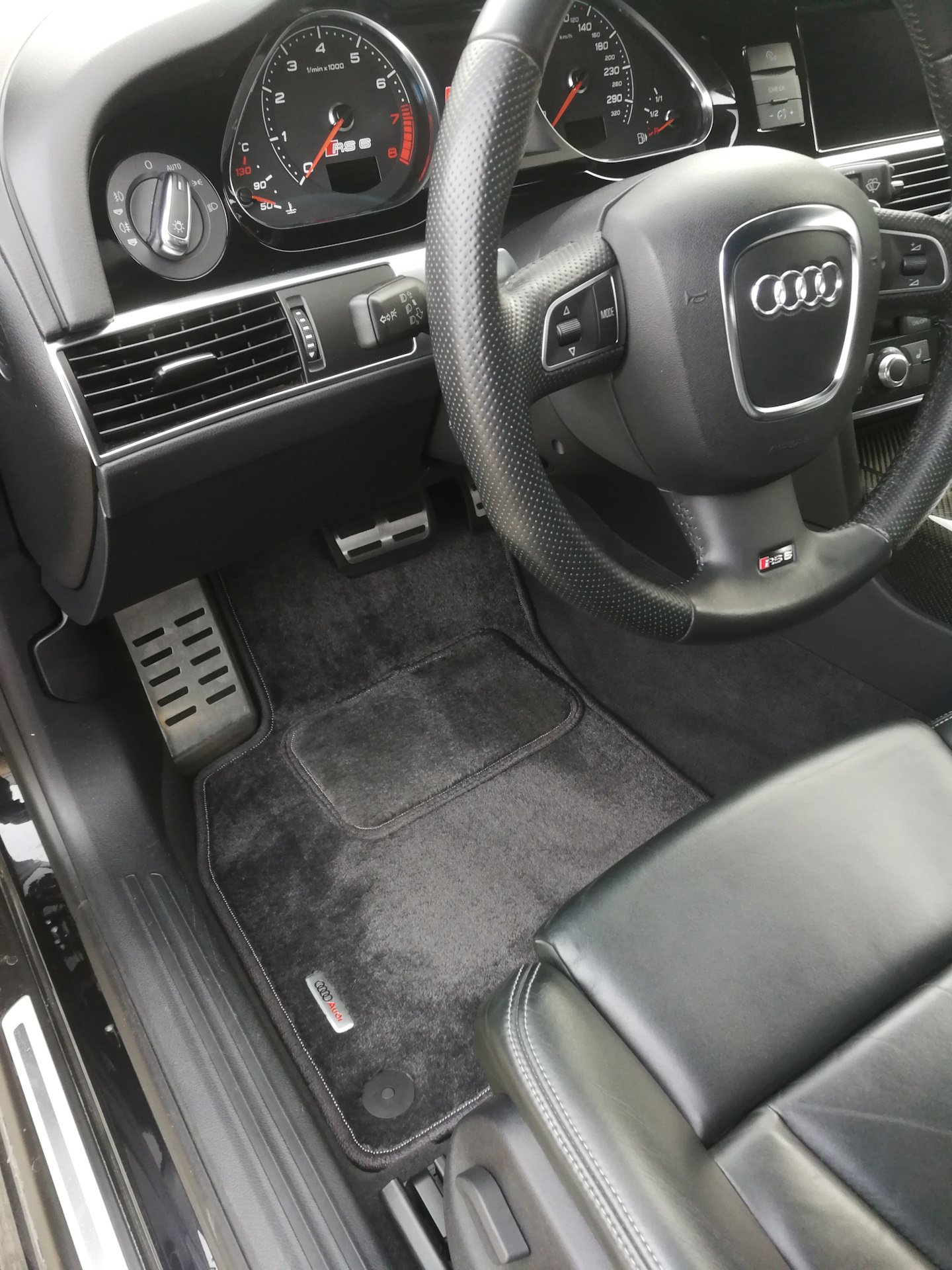 Новые коврики — Audi RS6 (C6), 5 л, 2009 года | аксессуары | DRIVE2