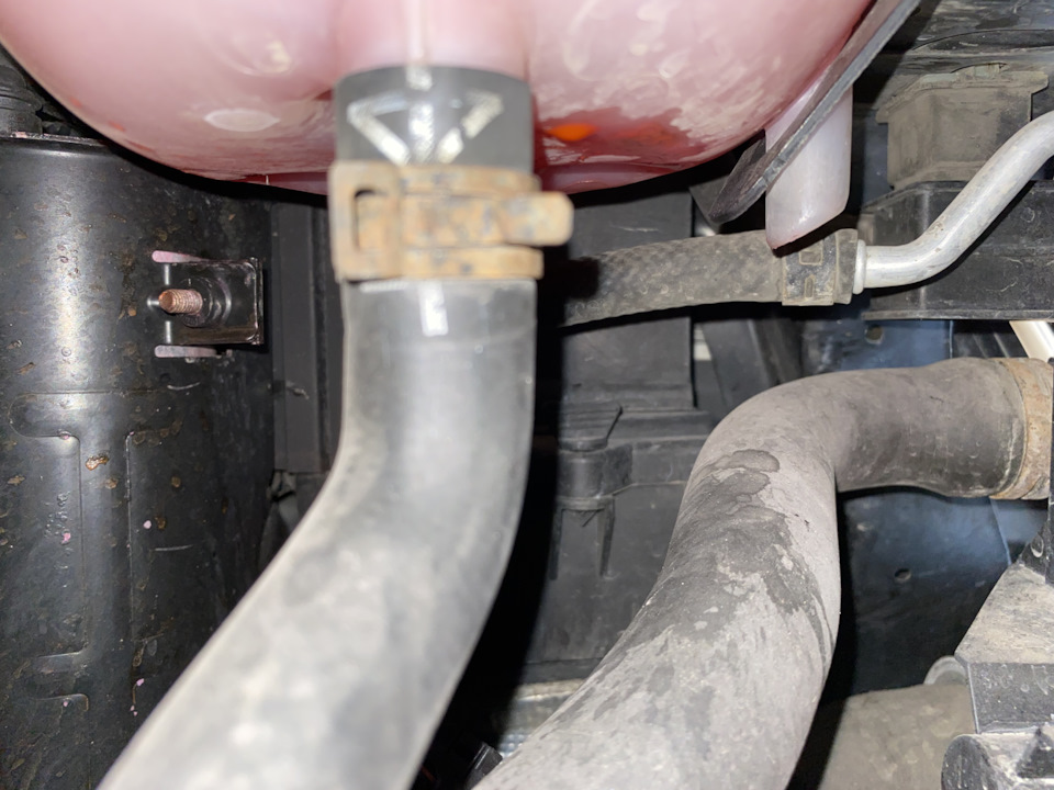 Видно что скорее всего сработал клапан в расширительном бачке и о/ж вышла. — Volkswagen Transporter T5