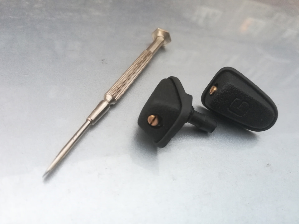 Веерные форсунки омывателя лобового стекла lancer 9. Паджеро веерные форсунки. Форсунки омывателей паджеро спорт 1. Форсунка омывателя жиклер спейс стар мицубиси. Веерные форсунки омывателя лобового стекла лансер 9.