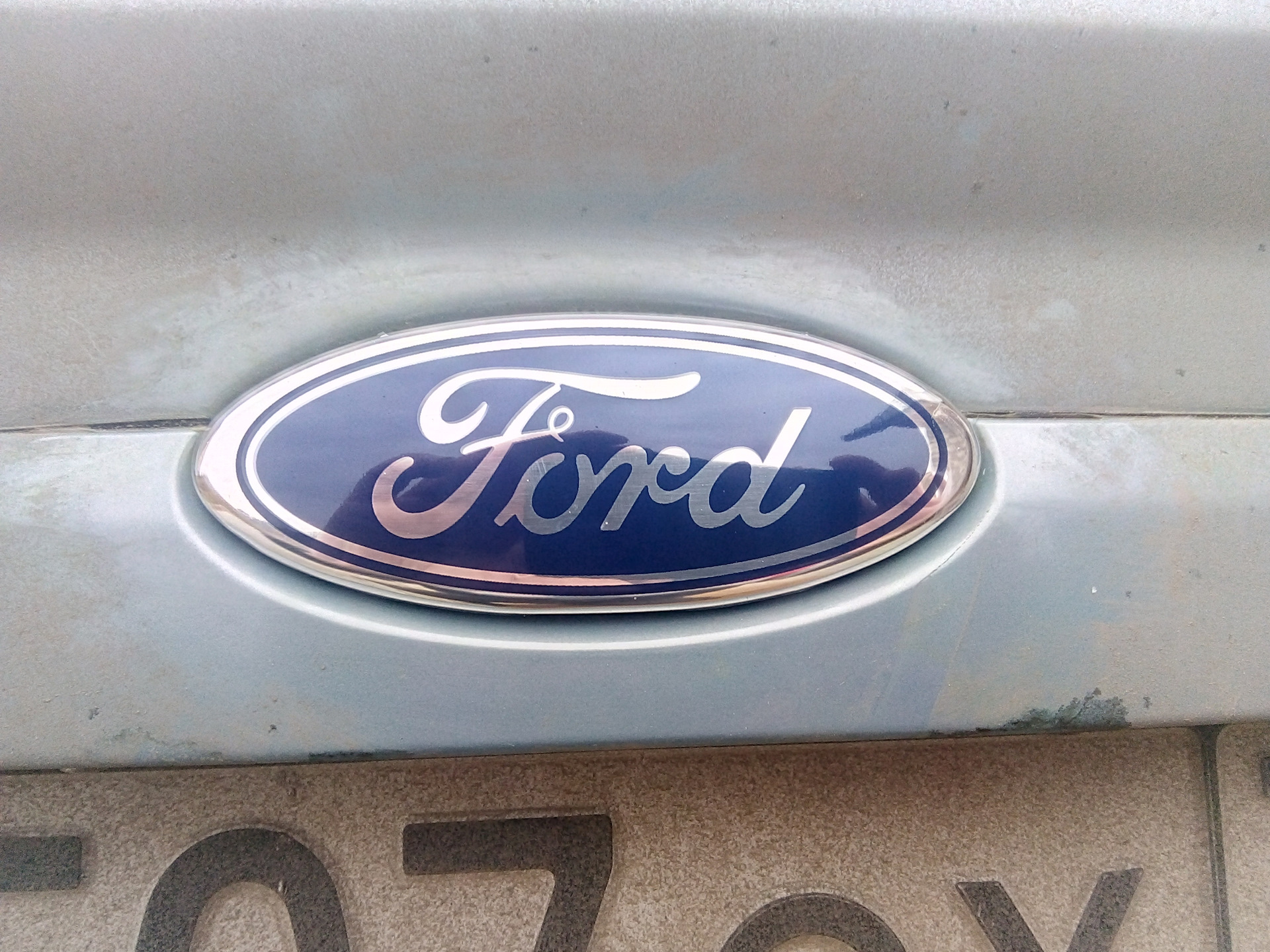 Логотип на крышке. Ford Focus 2 Рестайлинг хэтчбек эмблема крышки багажника. Задняя эмблема Форд фокус 2 хэтчбек. Значок Ford Focus 2 на багажник. Эмблема на багажник Форд фокус 3 универсал.