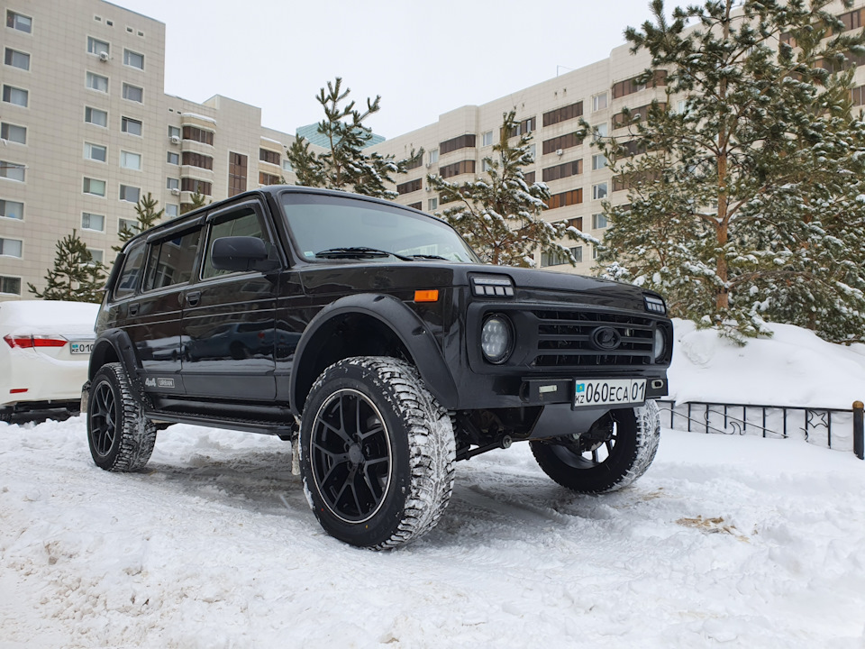 Нива блэк. Лада 4х4 Блэк 2020. Нива Урбан Блэк эдишн 2020. Лада 4x4 2020 Блэк. Lada 4x4 Black 2020.