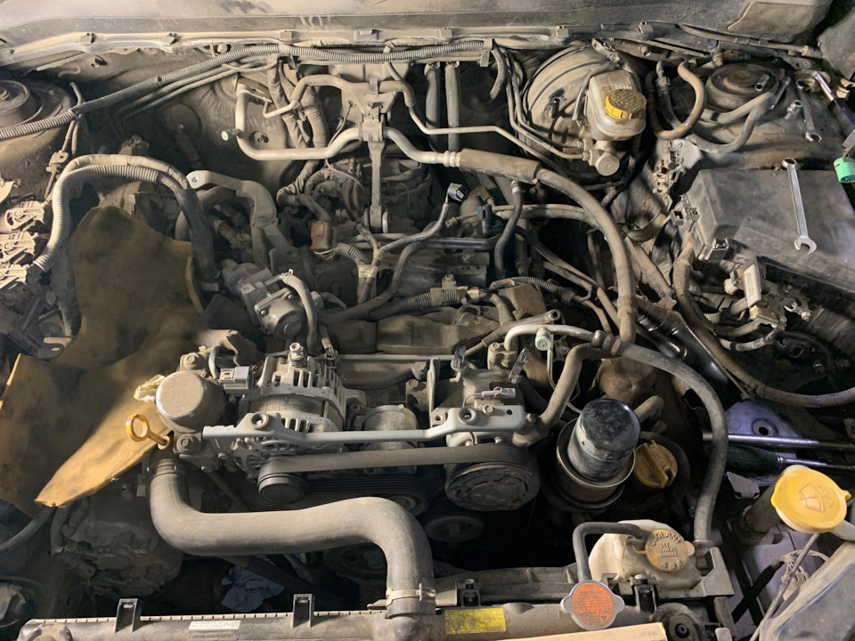 поролонка слева уже прикрывает каналы в головке — Subaru Forester (SJ)