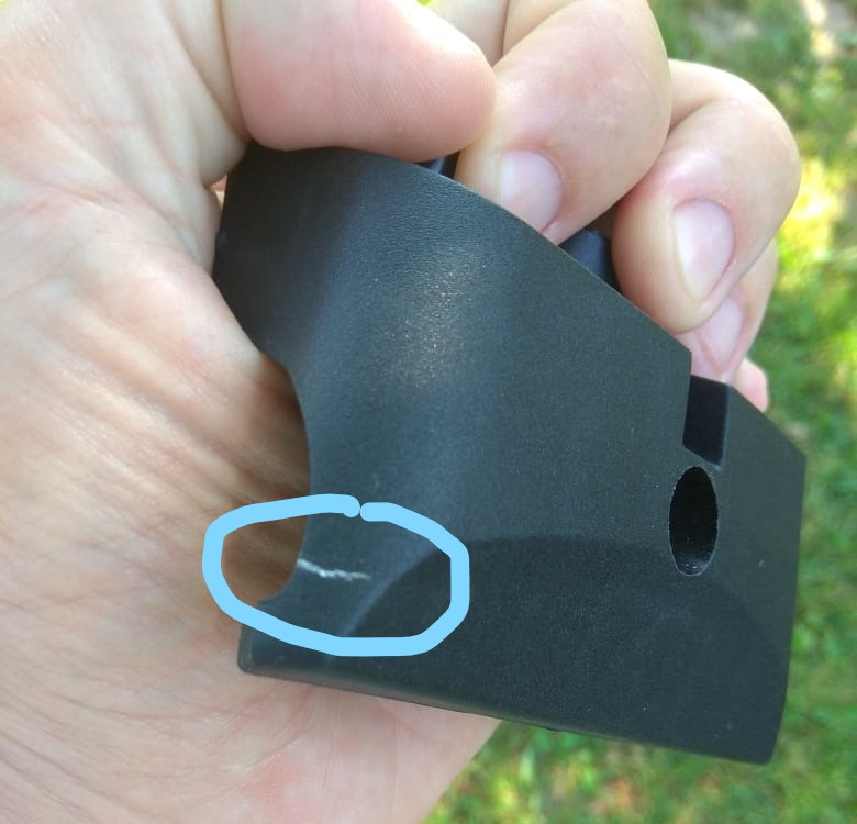 Их закручиваешь и не чувствуешь момент когда стоит остановиться… …В итоге пластик треснул… — Mitsubishi Pajero Sport (3G)