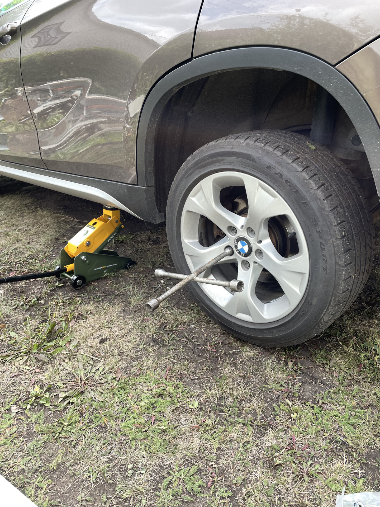 Домкрат — BMW X1 (E84), 2 л, 2010 года | аксессуары | DRIVE2
