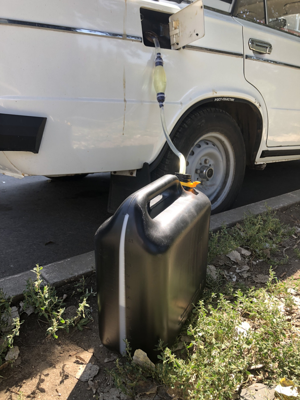 Почему, если у ВАЗ 2106 слили бензин, то ехать на ней уже нельзя — Lada 2106,  1,6 л, 1998 года | просто так | DRIVE2