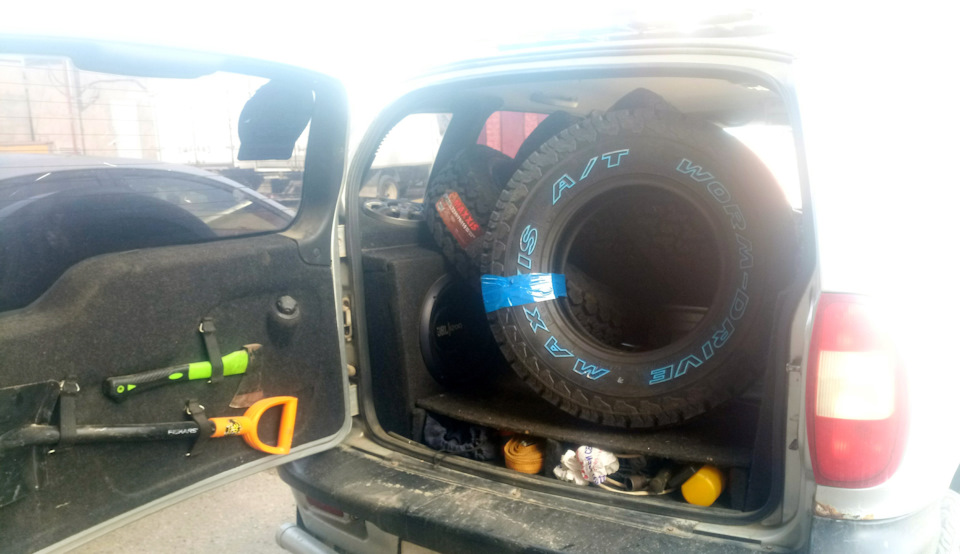 Maxxis на ниву шевроле. kkAAAgEf7 A 960. Maxxis на ниву шевроле фото. Maxxis на ниву шевроле-kkAAAgEf7 A 960. картинка Maxxis на ниву шевроле. картинка kkAAAgEf7 A 960. На пробеге в 100т.км(пробег резины) мои гудричи окончательно потеряли свой эстетический и практический вид.Озадачился я покупкой новой резины.Изначально планировал остаться на гудриче, но ценник кусался.Долгие поиски истины, обсуждения на форумах…И вот возникла идея испытать Maxxis AT980 в размере 235/75/15.Кстати новые диски 7.5j/15/et25 уже ждали своего часа.В общем, как я подумал:-самое сложное кончилось, осталось купить.И тут оказалось не всё так просто.Объездив весь город, все точки продаж выяснилось, что ни в наличии ни на заказ этой резины нет.Но всё решено, значит идём дальше.Как раз наметилась поездка за 200 км в г.Краснодар, вот там я однозначно найду…)))Не тут то было.Та же учесть меня постигла и в Краснодаре, даже на заказ никто не смог найти данной резины.Но я не отступаю от своей цели.Начинаю поиск по России и вот нахожу то, что мне нужно за 1500км.в Нижнем новгороде.Созвонился с продавцом, обговорили условия доставки и вот я вожидании.По истечении 7 дней шины ожидают меня на терминале моего города(отдельная история о том, как тк.Энергия разделила шины и поштучно доставляла из города в город).И вот, наконец закончились мои муки и я еду забирать догожданную резину), сразу захватив с собой диски.