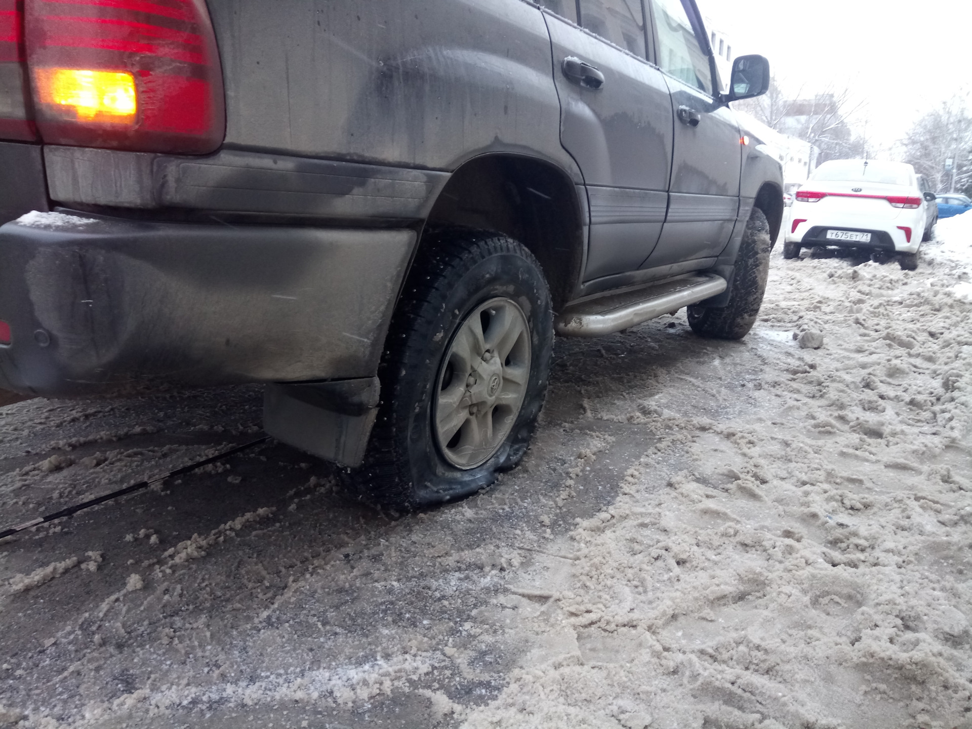 Неприятность в дороге и зачем нужна запаска в городе — Toyota Land Cruiser  100, 4,7 л, 1998 года | налоги и пошлины | DRIVE2