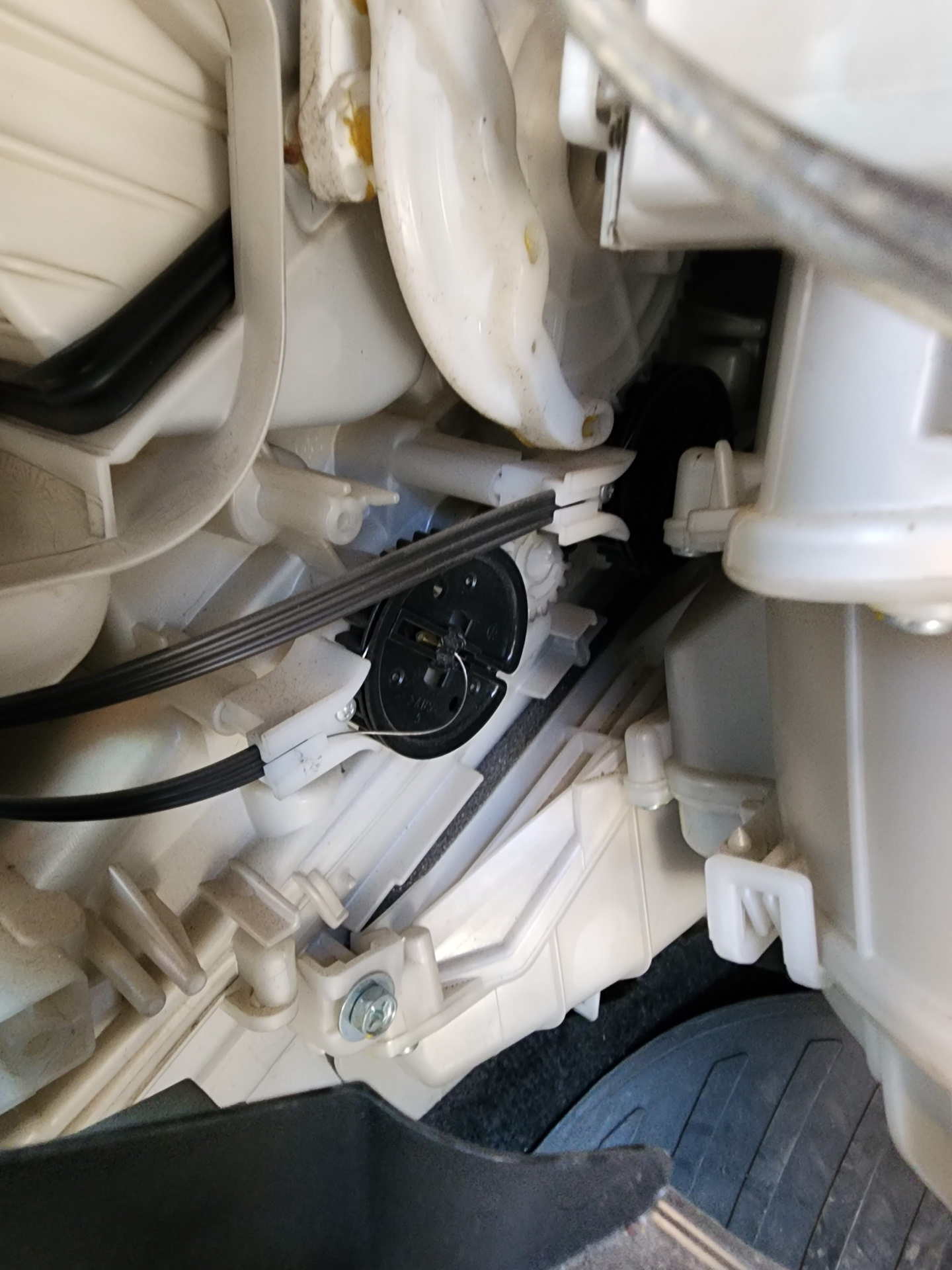 Замена тросиков печки — Toyota Corolla (140/150), 1,6 л, 2011 года ...