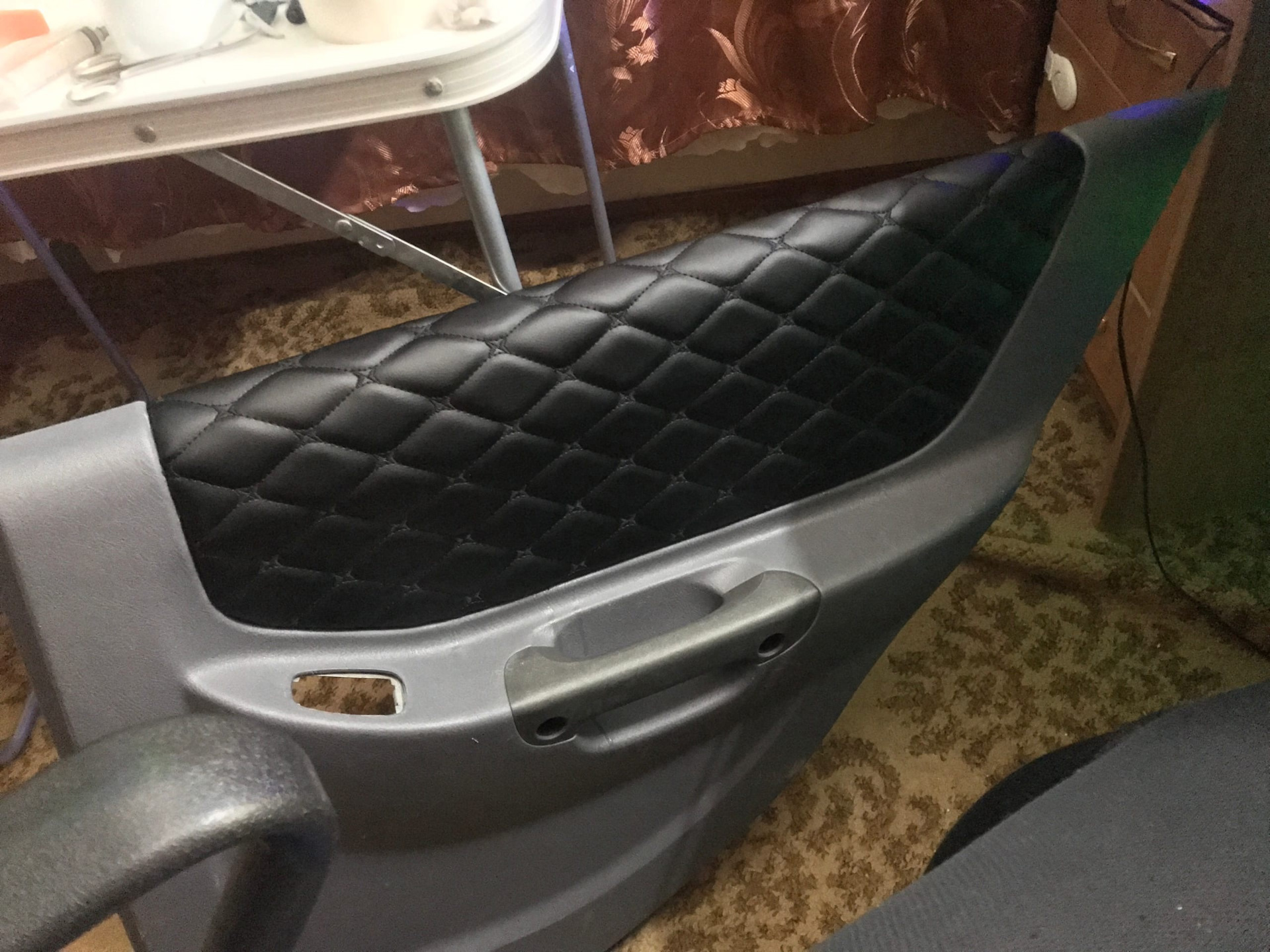 Перетяжка дверных карт и установка неоновой подсветки в двери Hyundai ...