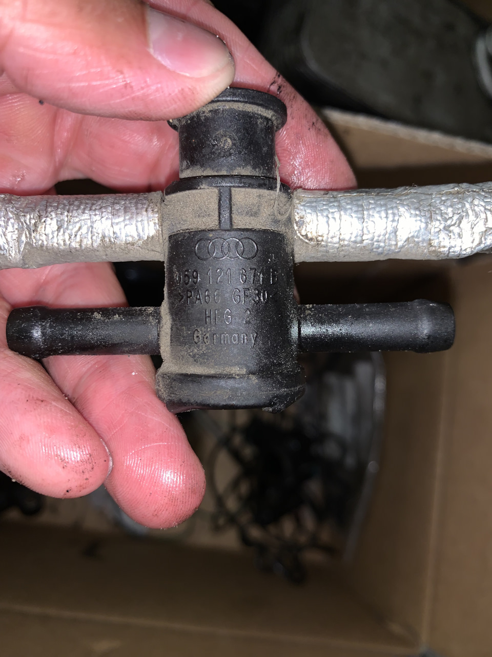 Трубка с тройником и клапаном из пластика для антифриза. Орига — Porsche Cayenne (2G) 958