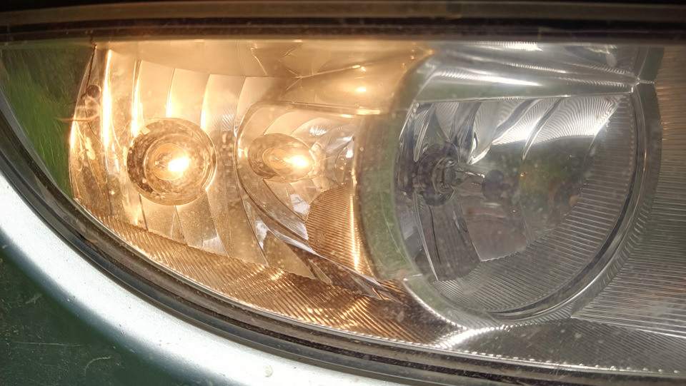 Замена дневных ходовых лампочек — Skoda Fabia Combi Mk2, 1,4 л, 2013 ...