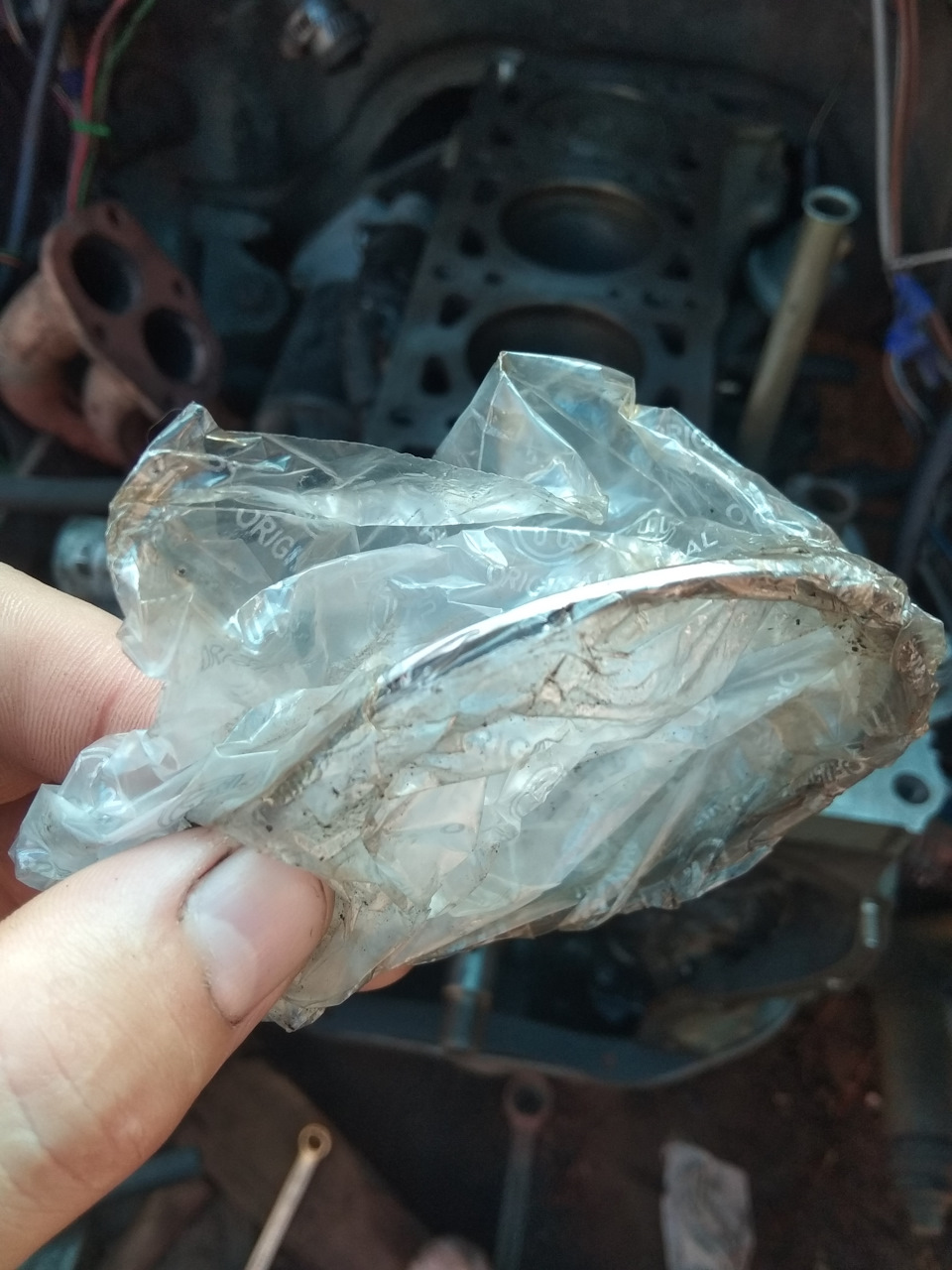 Вот так я закрывал цилиндры от влаги и грязи, старое поршневое кольцо в пакете, кольцо разжимается и прекрасно держится на своем месте, преграждая путь пыли, влаге и воздуху. — Lada 2120 Надежда