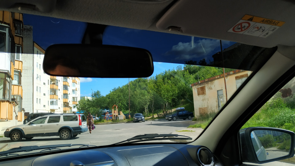 что сделать на гранте чтобы не гремели стекла. kmAAAgFAG A 960. что сделать на гранте чтобы не гремели стекла фото. что сделать на гранте чтобы не гремели стекла-kmAAAgFAG A 960. картинка что сделать на гранте чтобы не гремели стекла. картинка kmAAAgFAG A 960. После ШВИ и последней поездки, появились некоторые вещи, которые стали досаждать, при эксплуатации автомобиля. Вчера я решила вопрос с дребезгом кпп. Сегодня же речь пойдет о стеклах и панели. В дальнейшем я конечно планирую сделать ШВИ щитка, но до того еще надо дожить)Выбралась на рынок, купила жесткую транспортировочную губку для панели, а так же трубку, для уплотнителей стекол.Померила зазор между стеклом и панелью, порезала губку, и установила ее за стекло. Остатки установила по краям, ближе к стойкам.После сняла уплотнители, промазала их силиконом, что бы не ссыхались из-за нашей аномальной погоды, и подложила трубку.WD-40 очистила все петли дверей, и после смазала обычным маслом. Потому как вд-шка именно очищает и проникает, но никак не смазывает. Я это проверила. Проходит неделя и скрип возвращается. Если смазывать маслом, то о проблеме можно забыть на год. Но я эту процедуру провожу раз в пол года. Только для этого необходимо иметь во всех местах уплотнители, что бы грязь не собиралась на петлях.Силиконом промазала все резинки салона, водосток на крыше, уплотнитель багажника и капота.Далее сняла с петель дверей втулку, и подложила туда картонку, что бы дверь не болталась.