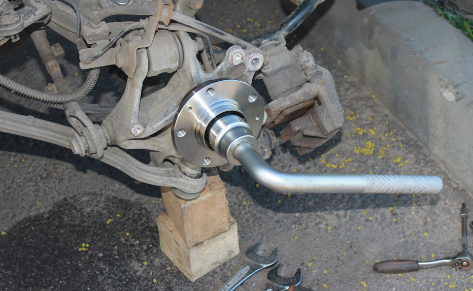 Замена задних подшипников, пыльника рейки, ревизия троса ручника ...