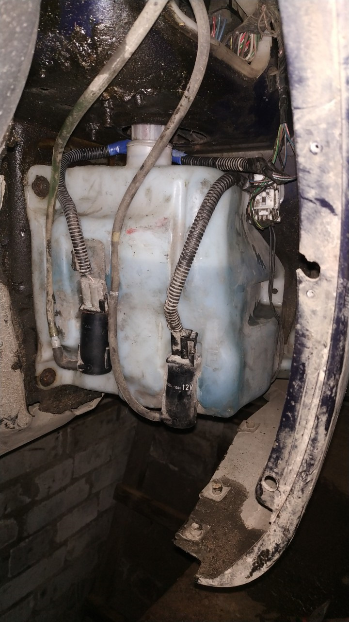 Как снять бачок омывателя мазда 626