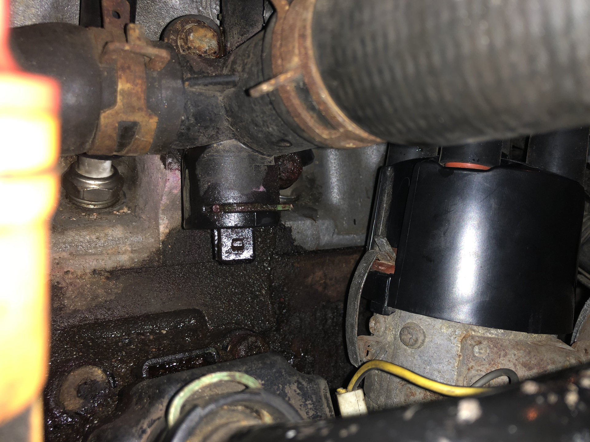 Течь из под фланцев. Повреждение трубопровода. Течь из под фланцев. Адаптер для замены антифриза scania hcb a1350. Течет антифриз с радиатора ваз 2112.