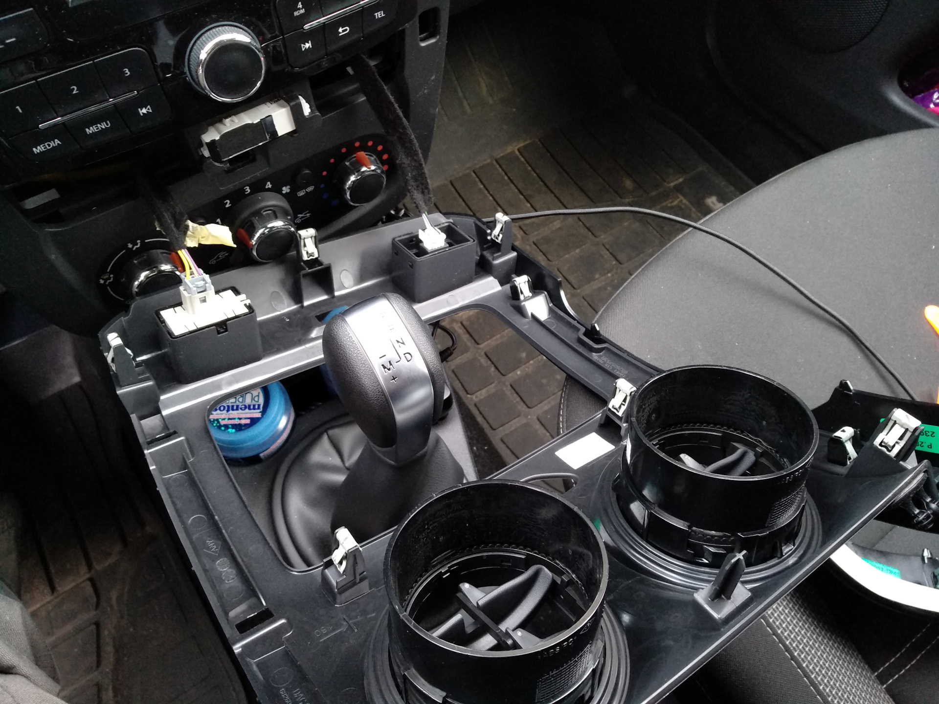 Снятие панели рено дастер. Шумоизоляция моторного щита дастер логан. Как снять панель на рено дастер. Козырек на панель приборов дастер. Снятие панели приборов рено дастер.