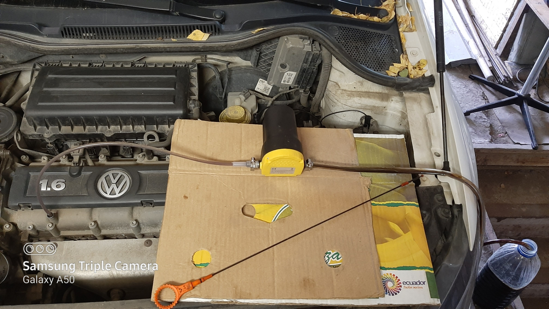 Замена масла в двигателе через щуп — Volkswagen Polo Sedan, 1,6 л, 2012 ...