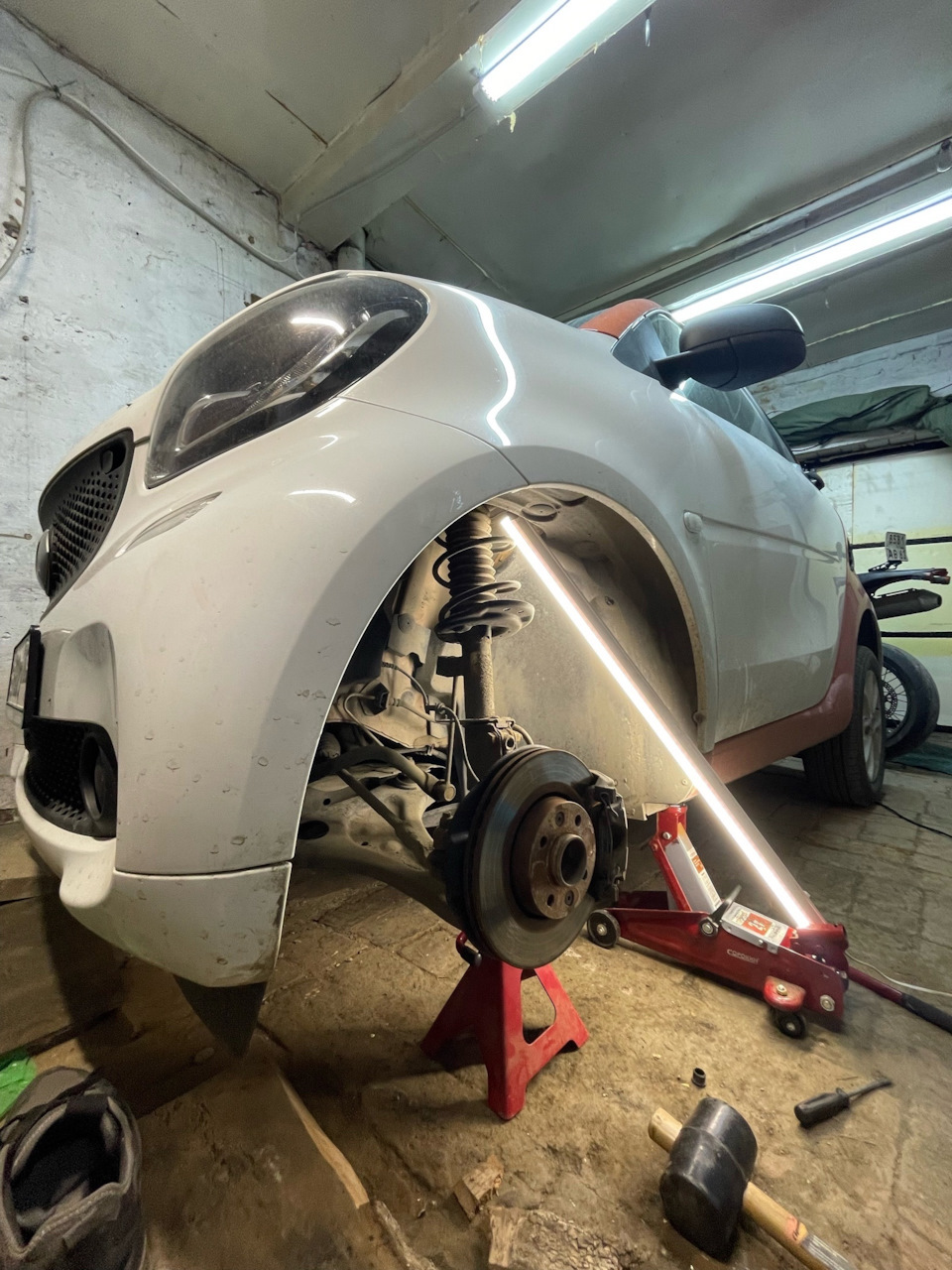 75000 Smart Fortwo 453 передние суппорта (обслуживание передних тормозов) —  Smart fortwo (3G), 1 л, 2018 года | своими руками | DRIVE2