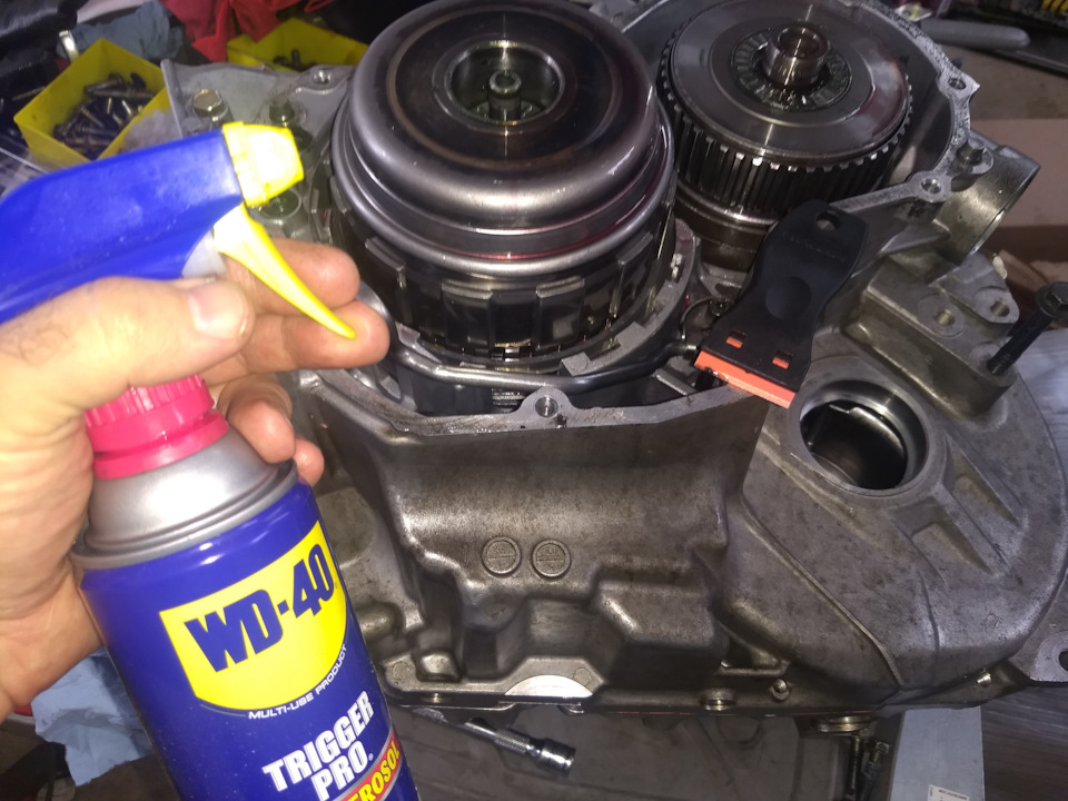 Старый гермет на удивление хорошо счищается WD-40 и пластиковыми скребками — Volvo XC70 II
