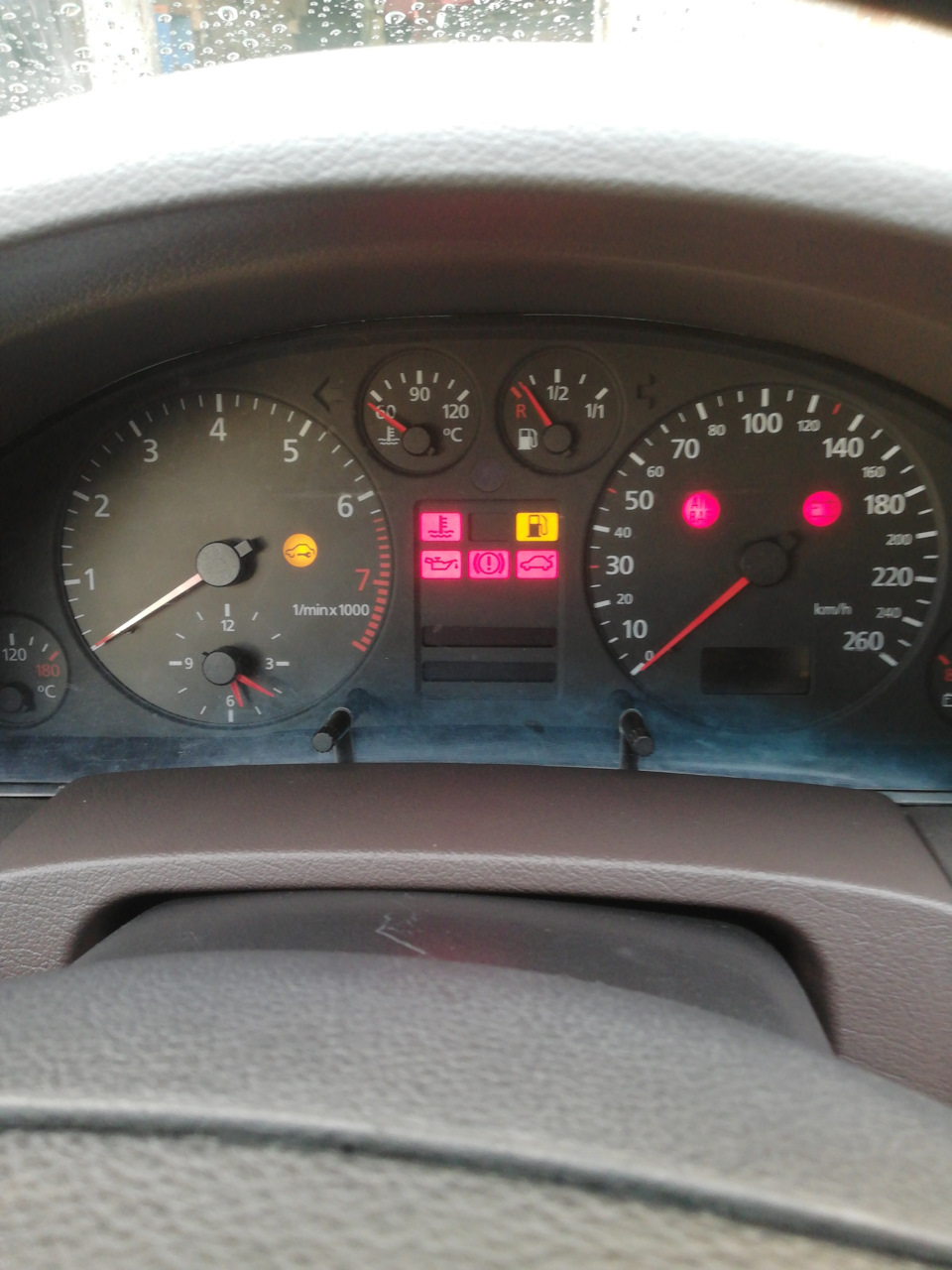 Не горит приборка, все кнопки и подсветка красная на потолке ...