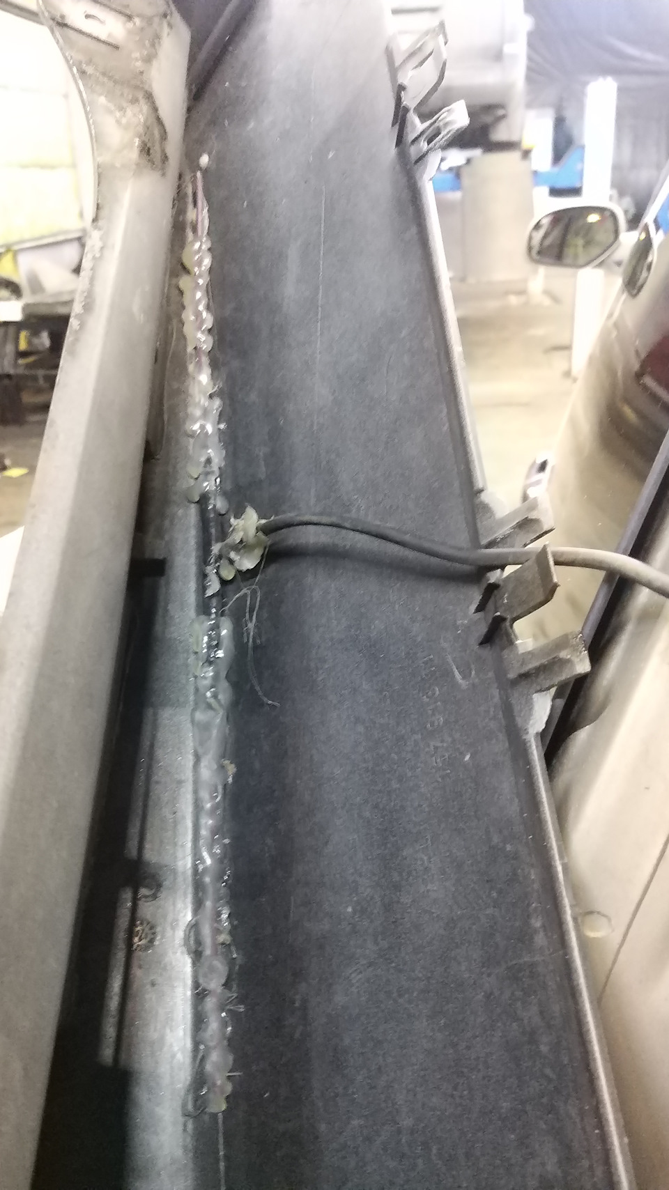 Антенна приклеена к накладке — Cadillac Escalade (3G)