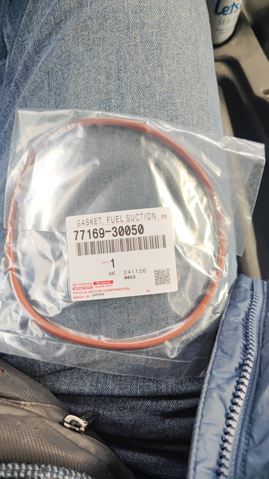 Вот важный ньюанс, под крышкой станции будет прокладка, которую обратно вернуть уже вряд ли получится, она растягивается и не лезет в штатное место, поэтому заранее купите замену, номер прилагаю. — Toyota FJ Cruiser. Запчасти на фото: 7716930050