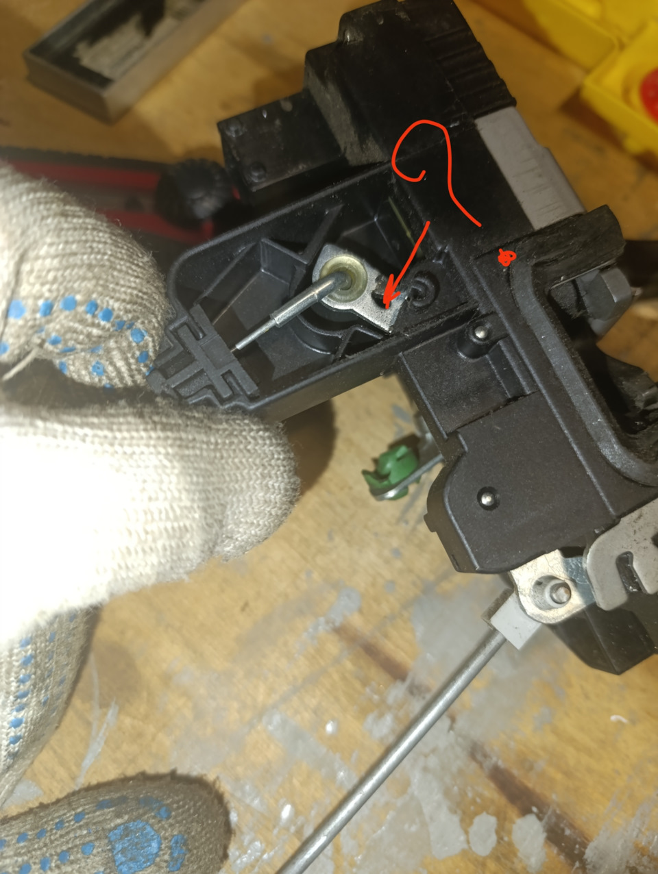 Вроде на вид все нормально, но вот этот рычаг, как-то очень легко ходит, явно не спроста это отверстие. Этот рычаг отвечает за блокировку замка — Opel Meriva (A)