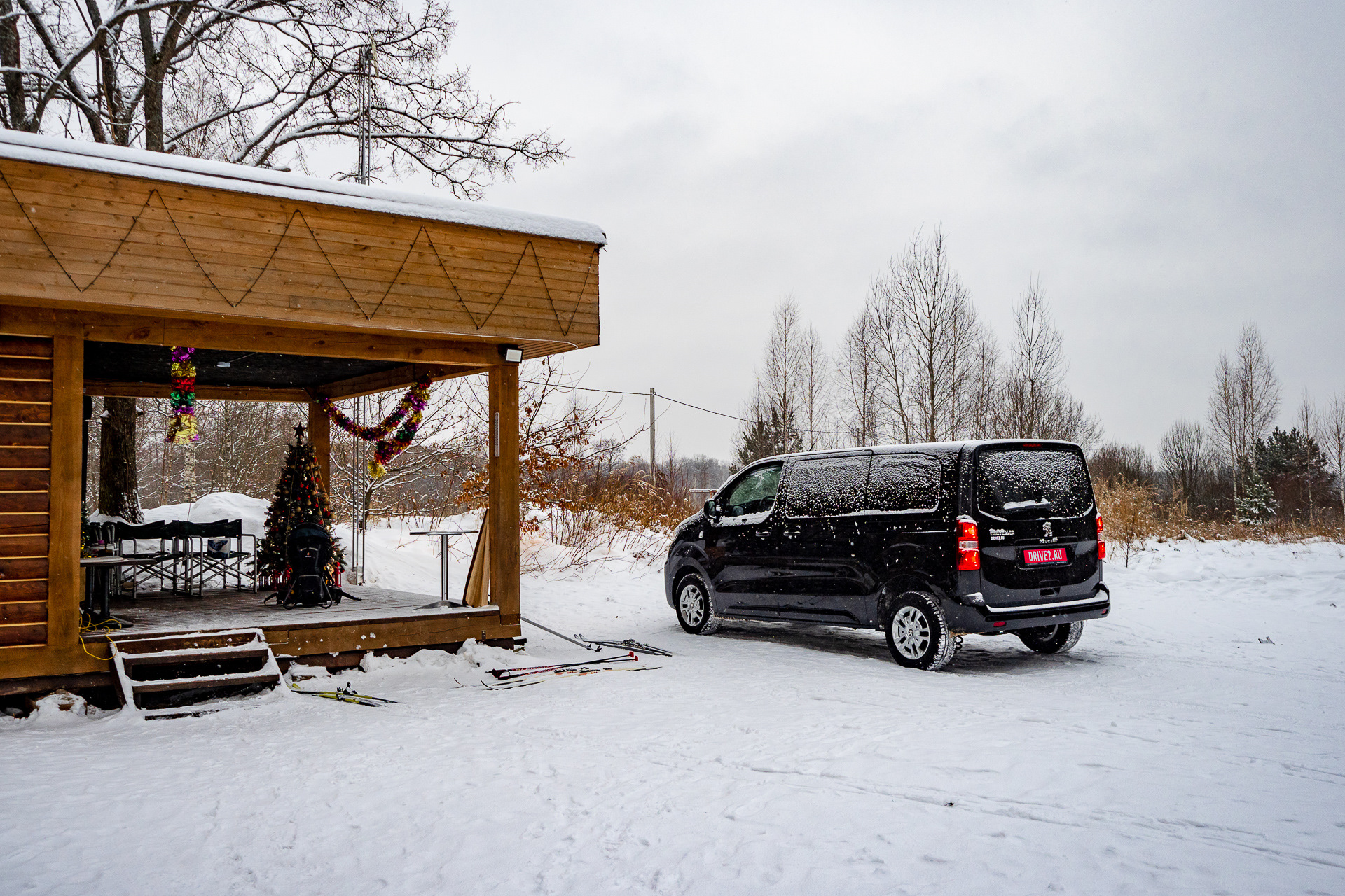 Пежо зимой. Геометрическая проходимость Пежо Тревеллер 4/4. Peugeot traveller зимой аэропорт фото.