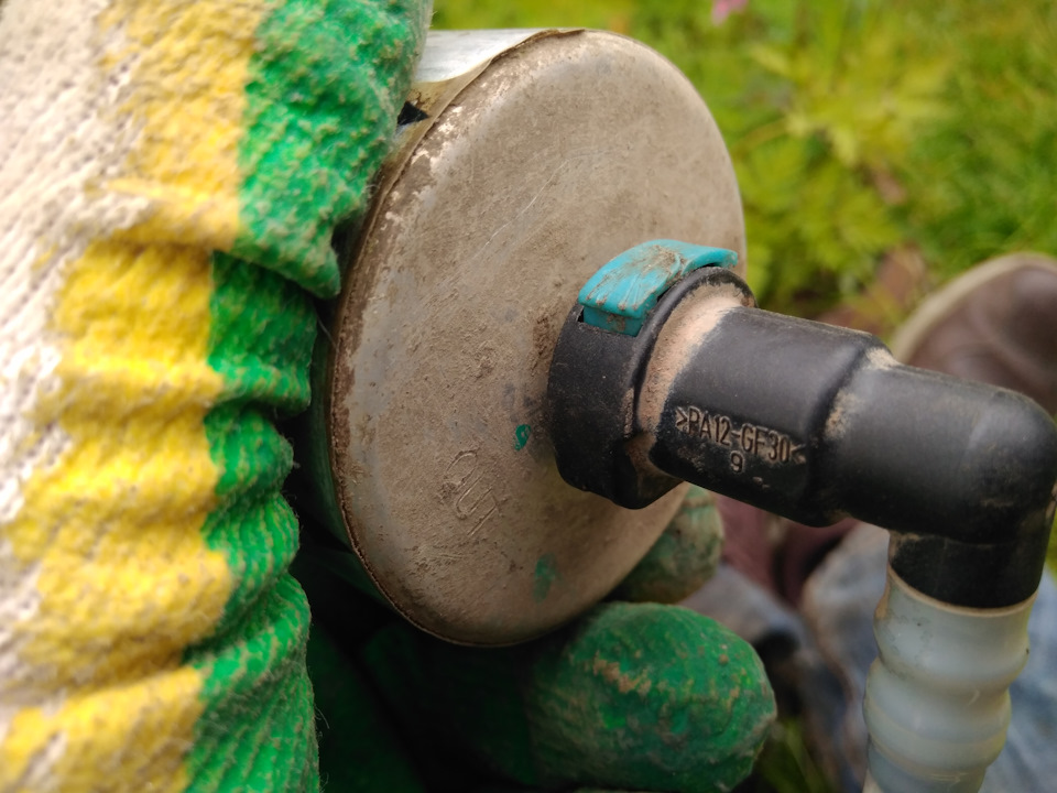 следы от давления по центру, чтоб снять её, это реально не получится если внутри грязь, потому один из вариантов выход вытягивать. — Volkswagen Polo Sedan