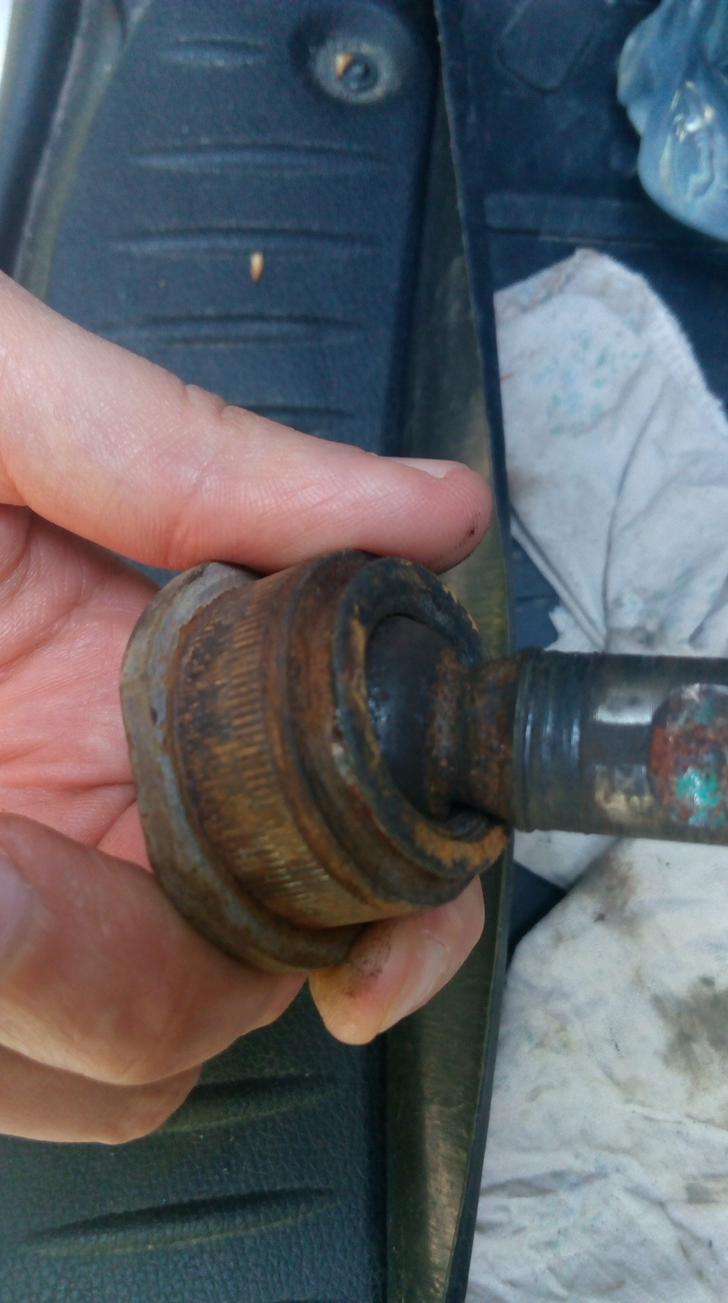 Шаровая опора ларгус кросс. Как поменять шаровой на ларгусе. Как поменять шаровой на ларгусе. Шаровая опора ларгус кросс. Пыльник в машине.