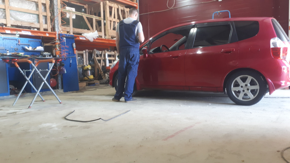 Автохелп или замена лобового стекла — Honda Jazz (1G), 1,3 л, 2007 года ...