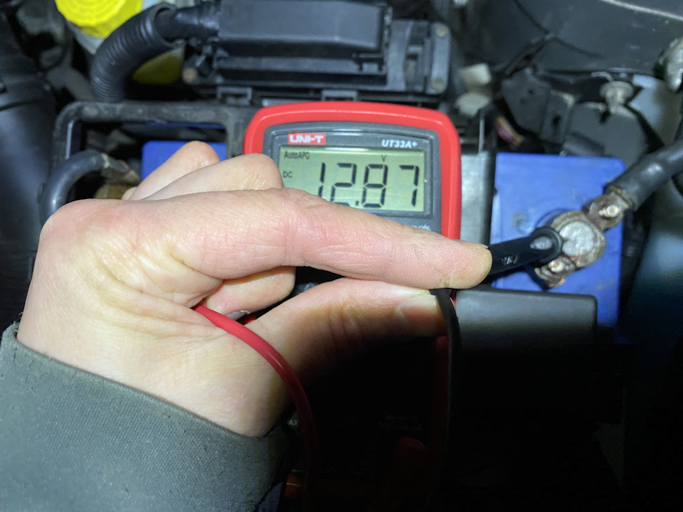 Спустя 15 минут после окончания зарядки. С накинутыми клеммами — Skoda Fabia Mk2