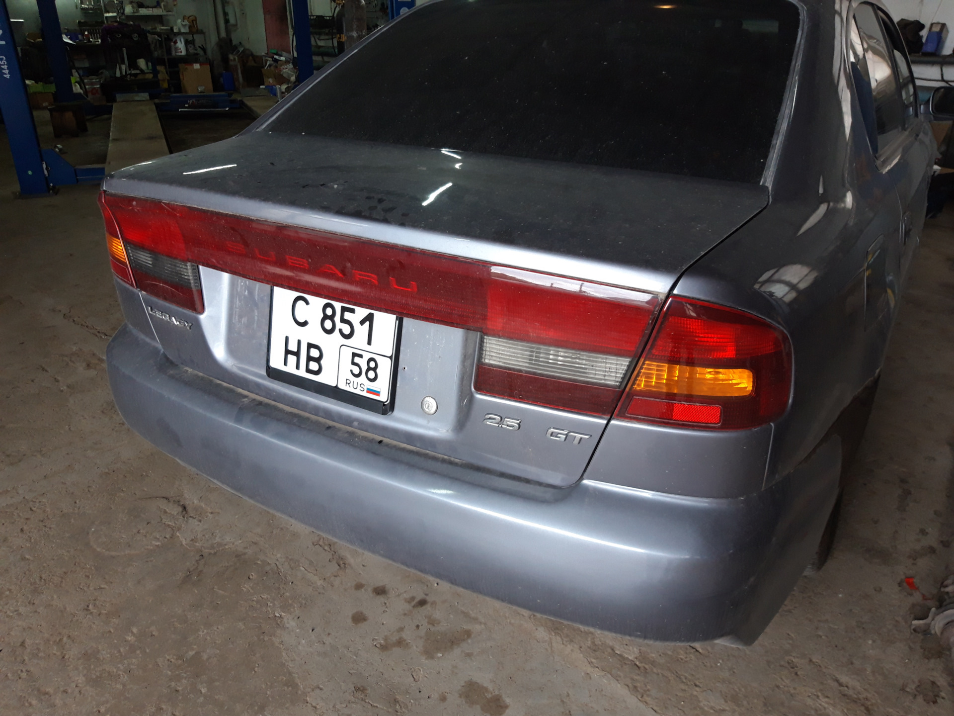 квадратные автомобильные номера. можно ставить квадратный номер вперед. номерной знак в820мм70. квадратный номер на авто. автомобиль с задним номером.