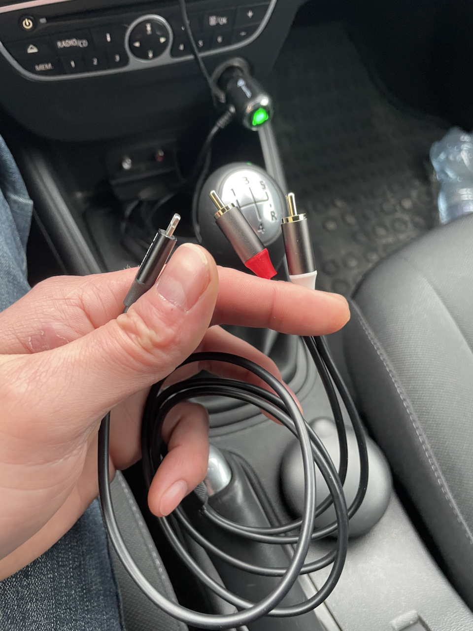 Аукс рено. Видеорегистратор в прикуриватель. USB штекер в авто без прикуривателя. Провод в прикуриватель для рации. Блютуз в машину в прикуриватель