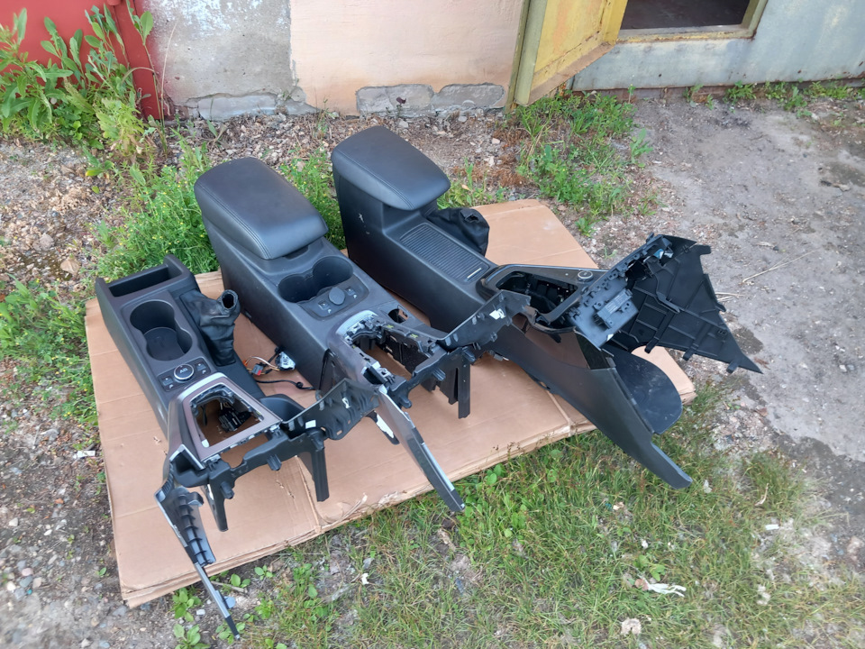 Собрал коллекцию центральных кансолей — Ford Focus Hatchback III