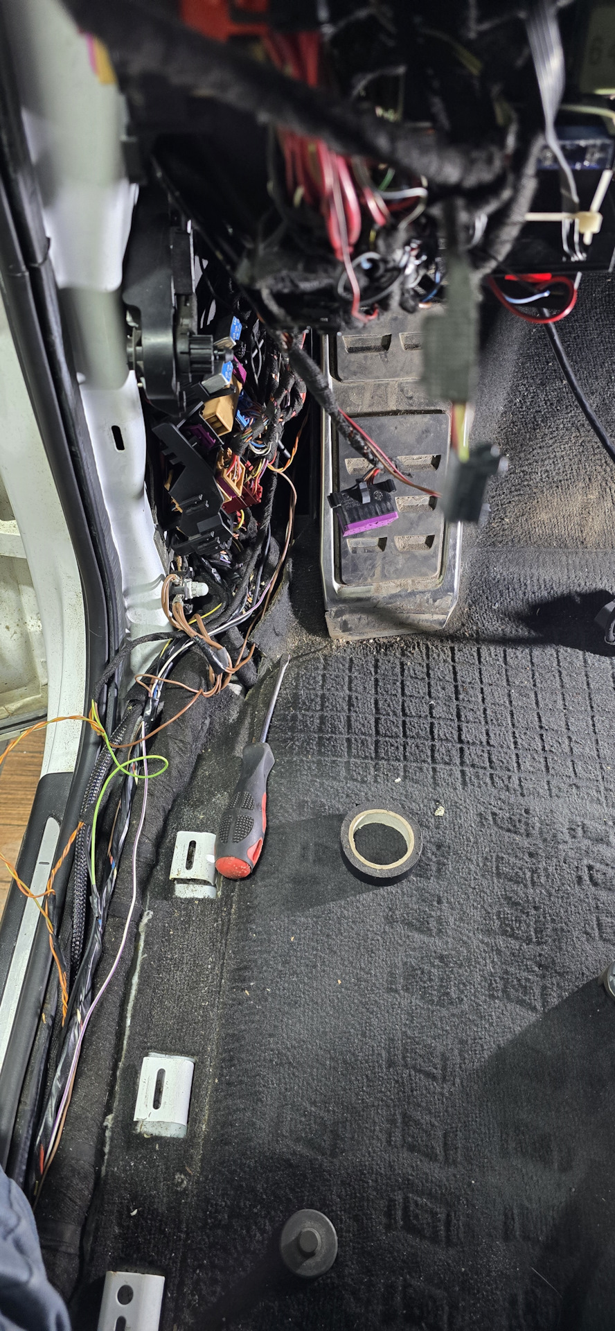 Доходим до места точек соединения в ногах водителя необходимых нам проводов — Audi Q5 (1G)