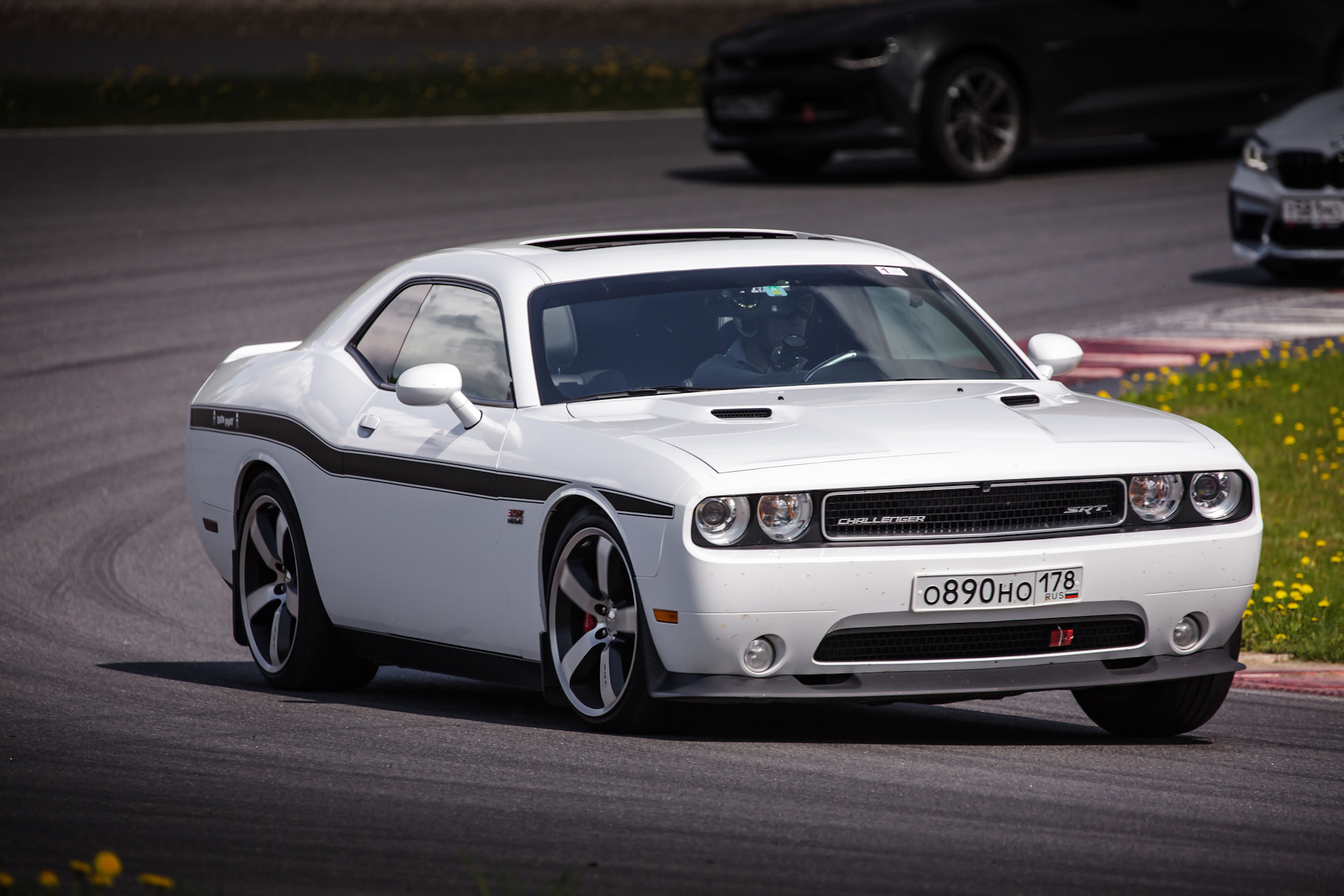 Выходной на треке Moscow Raceway — Dodge Challenger, 6,4 л, 2013 года |  покатушки | DRIVE2