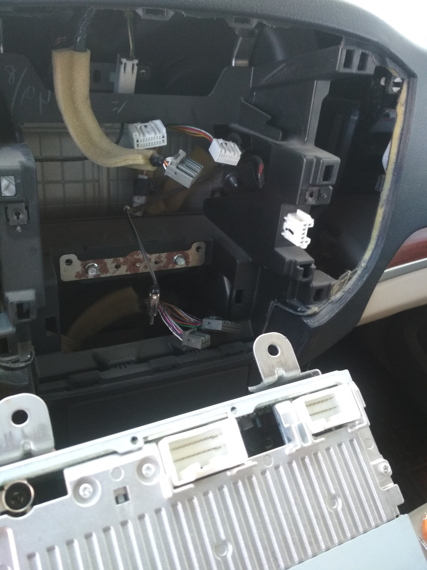 Как снять магнитолу паджеро 4 Вывел aux на родной магнитоле Pajero 4 - Mitsubishi Pajero (4G), 3,2 л, 2007 год