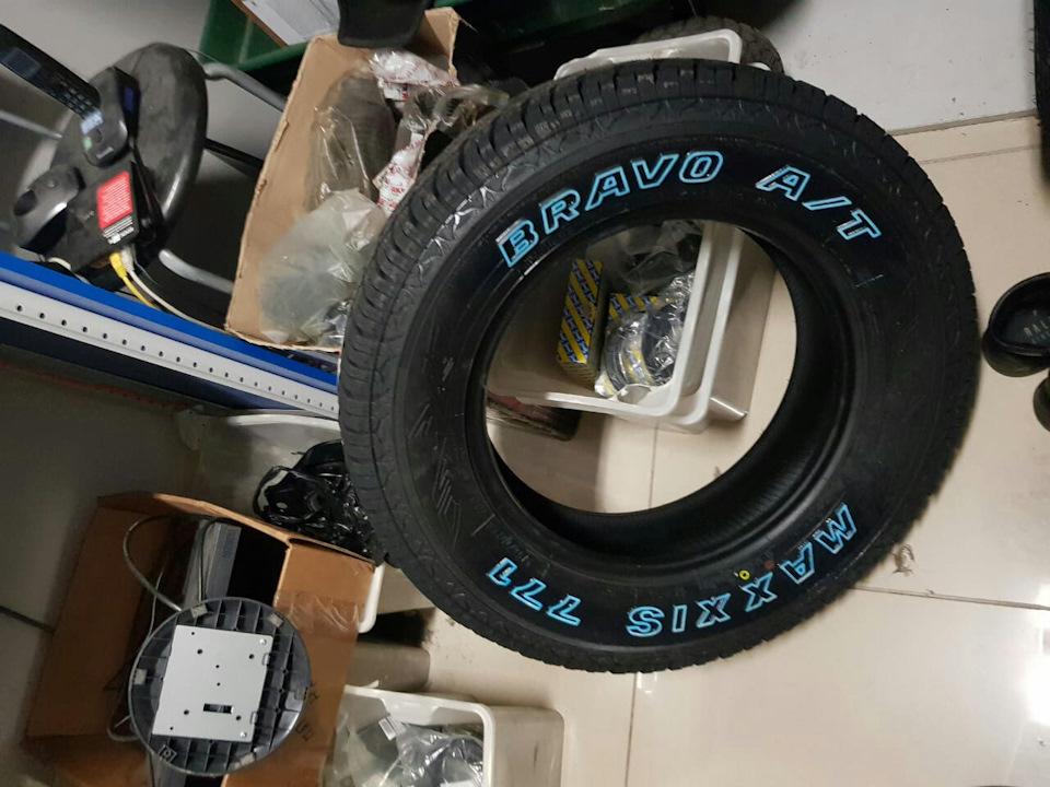 Maxxis на ниву шевроле. ksAAAgGGreA 960. Maxxis на ниву шевроле фото. Maxxis на ниву шевроле-ksAAAgGGreA 960. картинка Maxxis на ниву шевроле. картинка ksAAAgGGreA 960. На пробеге в 100т.км(пробег резины) мои гудричи окончательно потеряли свой эстетический и практический вид.Озадачился я покупкой новой резины.Изначально планировал остаться на гудриче, но ценник кусался.Долгие поиски истины, обсуждения на форумах…И вот возникла идея испытать Maxxis AT980 в размере 235/75/15.Кстати новые диски 7.5j/15/et25 уже ждали своего часа.В общем, как я подумал:-самое сложное кончилось, осталось купить.И тут оказалось не всё так просто.Объездив весь город, все точки продаж выяснилось, что ни в наличии ни на заказ этой резины нет.Но всё решено, значит идём дальше.Как раз наметилась поездка за 200 км в г.Краснодар, вот там я однозначно найду…)))Не тут то было.Та же учесть меня постигла и в Краснодаре, даже на заказ никто не смог найти данной резины.Но я не отступаю от своей цели.Начинаю поиск по России и вот нахожу то, что мне нужно за 1500км.в Нижнем новгороде.Созвонился с продавцом, обговорили условия доставки и вот я вожидании.По истечении 7 дней шины ожидают меня на терминале моего города(отдельная история о том, как тк.Энергия разделила шины и поштучно доставляла из города в город).И вот, наконец закончились мои муки и я еду забирать догожданную резину), сразу захватив с собой диски.