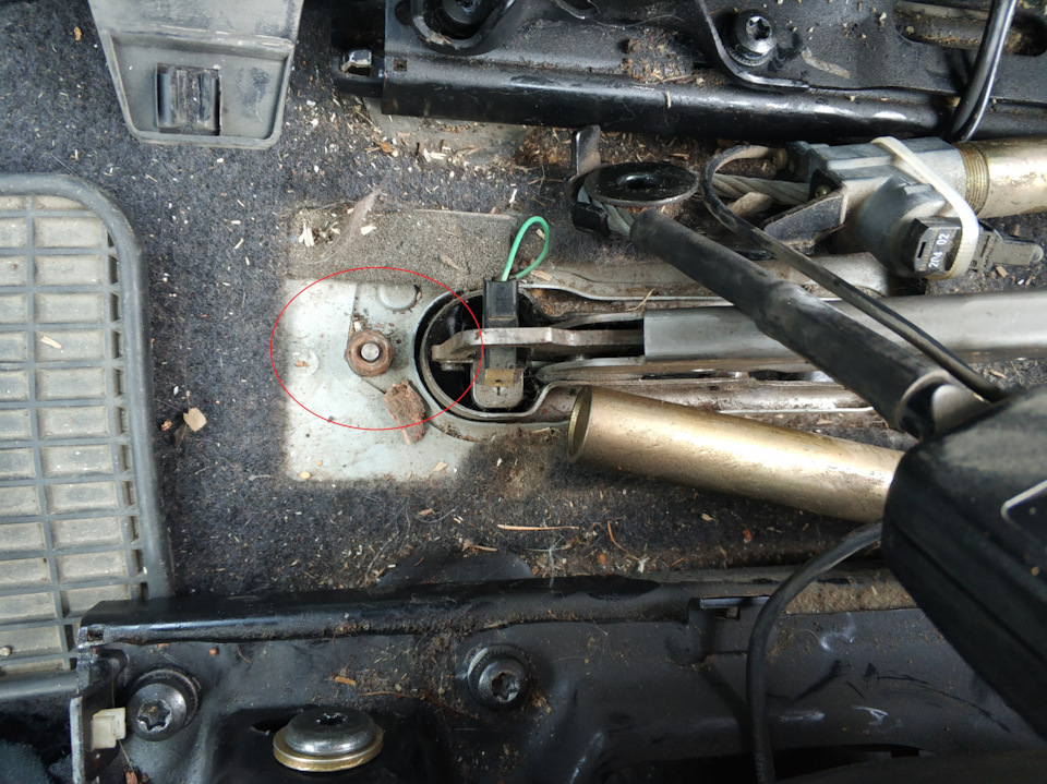 Чем крепится задняя центральная часть тоннеля? Где взять болт крепления ...