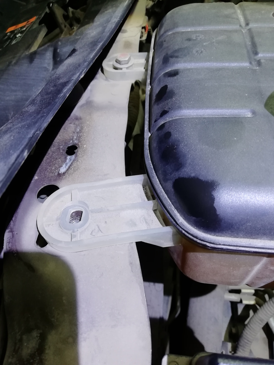 Бачок снимал слегка отогнув накладку, сняв при этом пару крайних клипс. — Opel Mokka (1G)