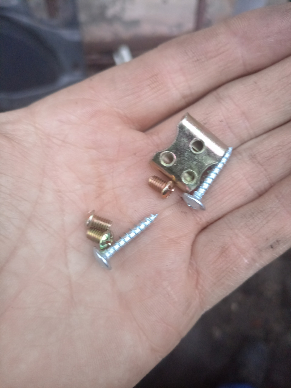 Комплект крепления тяги активатора к тяге блокировки замка. Хлипковат, но свои функции выполняет. Для установки необходимо доработать. — Lada 2120 Надежда