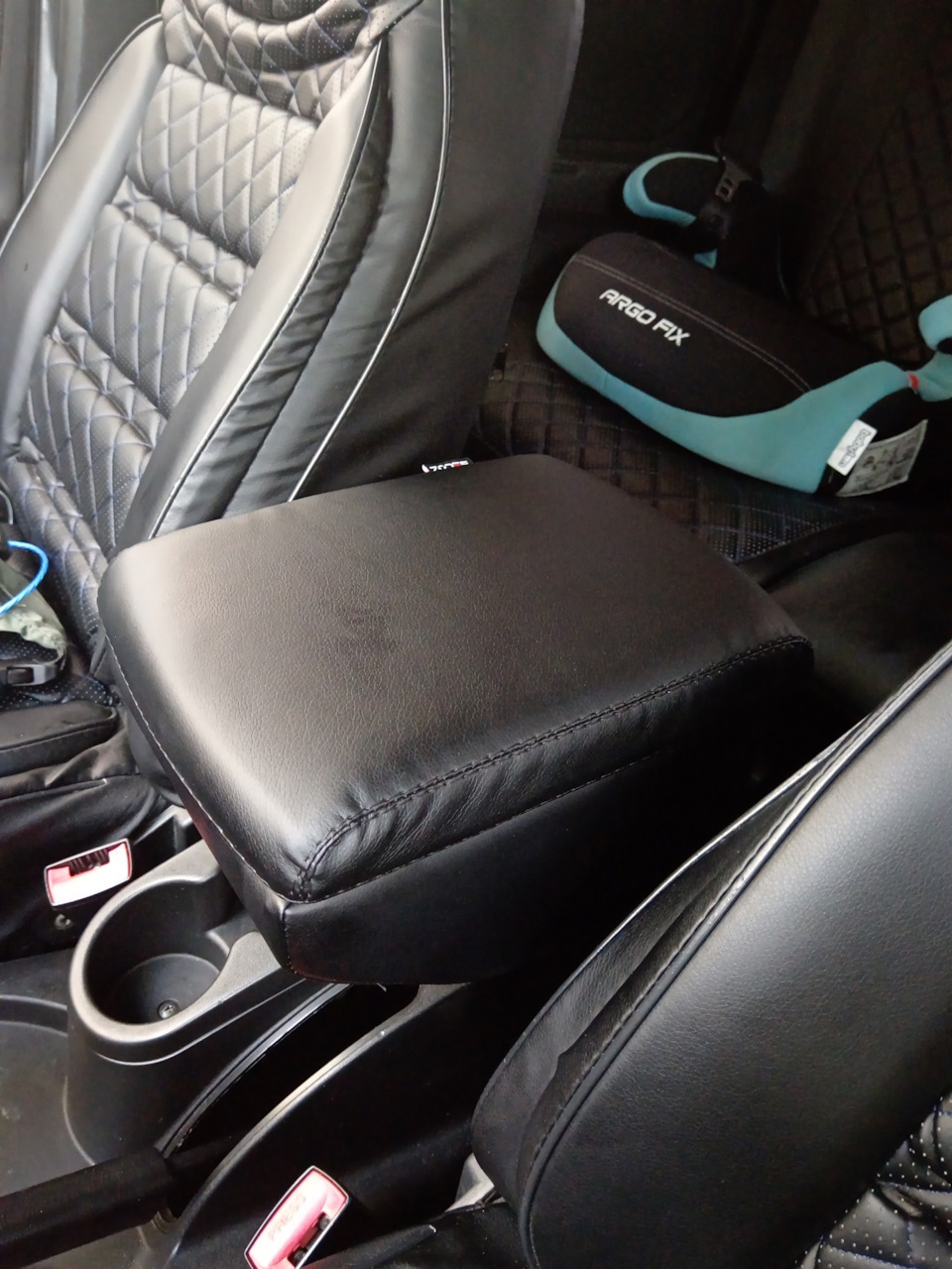 Подлокотник (3й бардачек в ниву😅) — Chevrolet Niva GLX, 2,7 л, 2013 ...