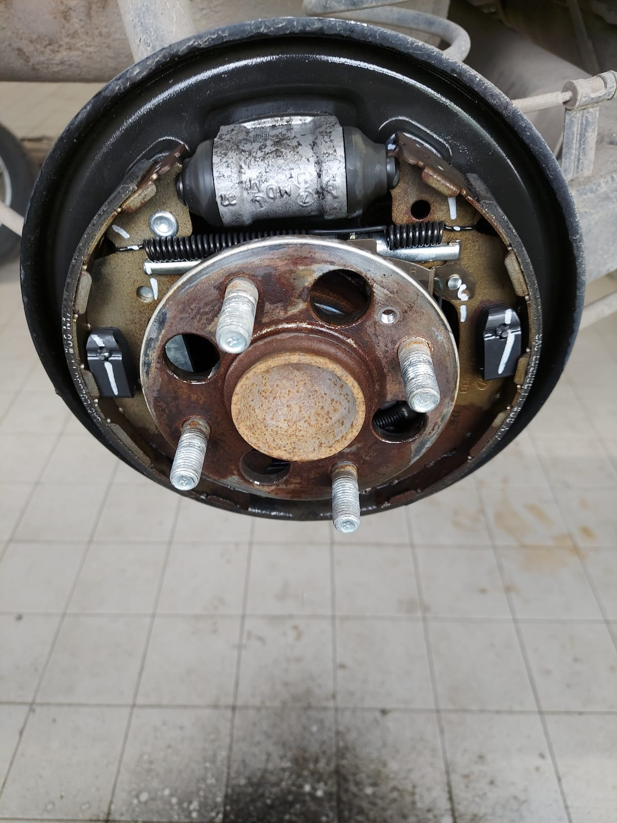 Заднее левое колесо. Honda Civic задний барабан. Задние колодки Civic 7. Corolla Rear Drum Brakes. Honda Civic 7 барабан.